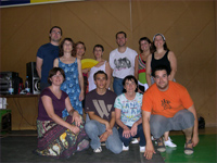 Associaci� Cultural Va de bot! i alumnes a Ll�via